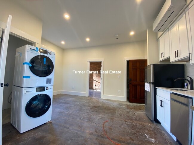 261B W Newton St, Unit B in Boston, MA - Building Photo - Building Photo