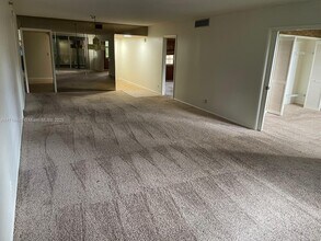 3520 Oaks Way in Pompano Beach, FL - Building Photo - Building Photo