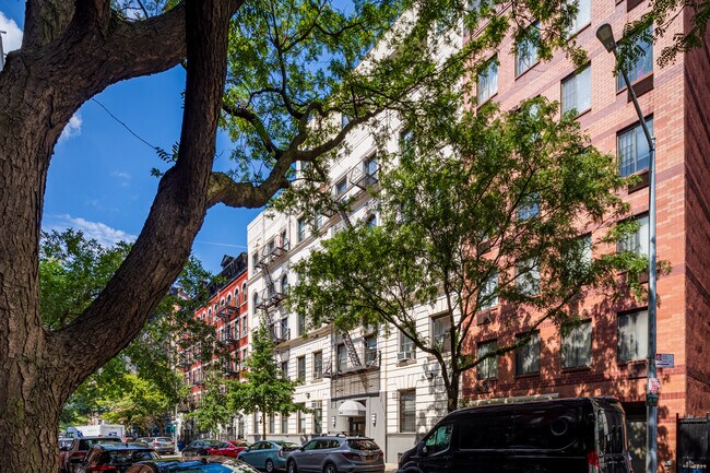 215 W 105th St in New York, NY - Building Photo - Building Photo