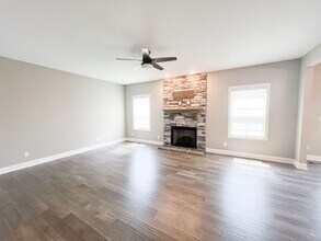 323 Bluebriar Trace in Clarksville, TN - Building Photo - Building Photo