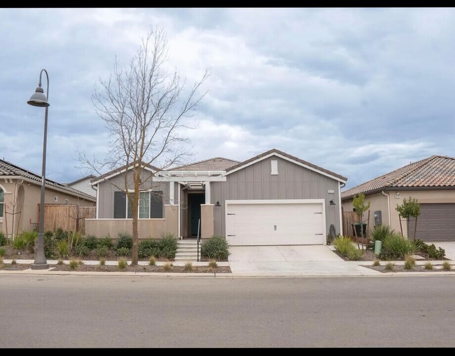 4315 Oak Knl Rd in Madera, CA - Building Photo