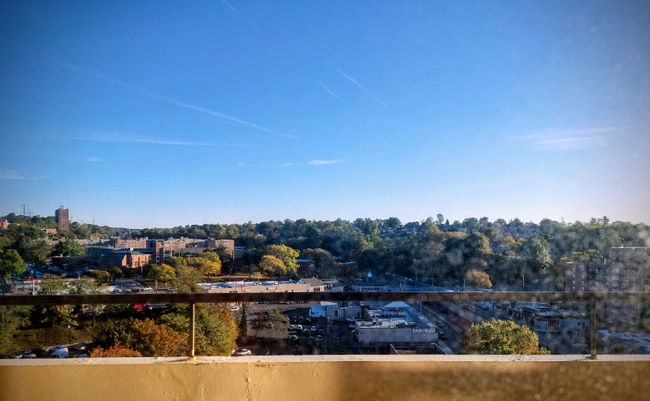 1523 Central Park Ave in Yonkers, NY - Foto de edificio - Building Photo