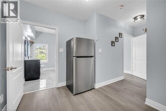 4987 King St in Beamsville, ON - Building Photo - Building Photo