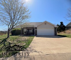 24136 Tupelo Ln in St. Robert, MO - Building Photo