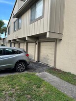 2148 NW 57th Ave, Unit 14E in Lauderhill, FL - Building Photo