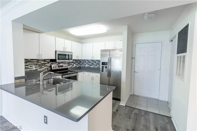 8234 Key Royal Cir in Naples, FL - Foto de edificio - Building Photo