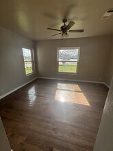 206 E Belknap St in Ennis, TX - Foto de edificio - Building Photo