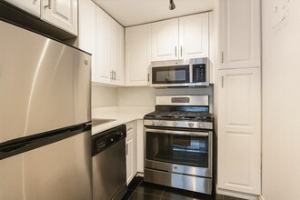 322 1/2 E 50th St, Unit 1C in New York, NY - Foto de edificio - Building Photo
