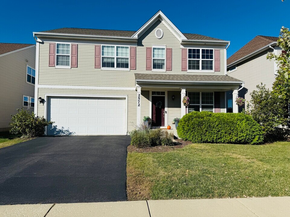 2572 Retreat Cir in Lisle, IL - Foto de edificio