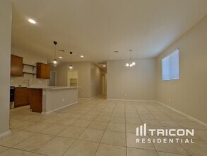 7343 W Hughes Dr in Phoenix, AZ - Foto de edificio - Building Photo
