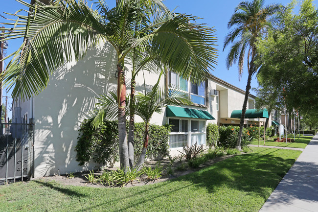 Lakewood Colony Apartments in Lakewood, CA - Foto de edificio - Building Photo