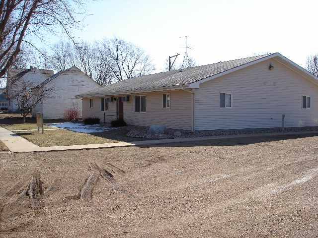 551 Dewey Ave in Chancellor, SD - Foto de edificio