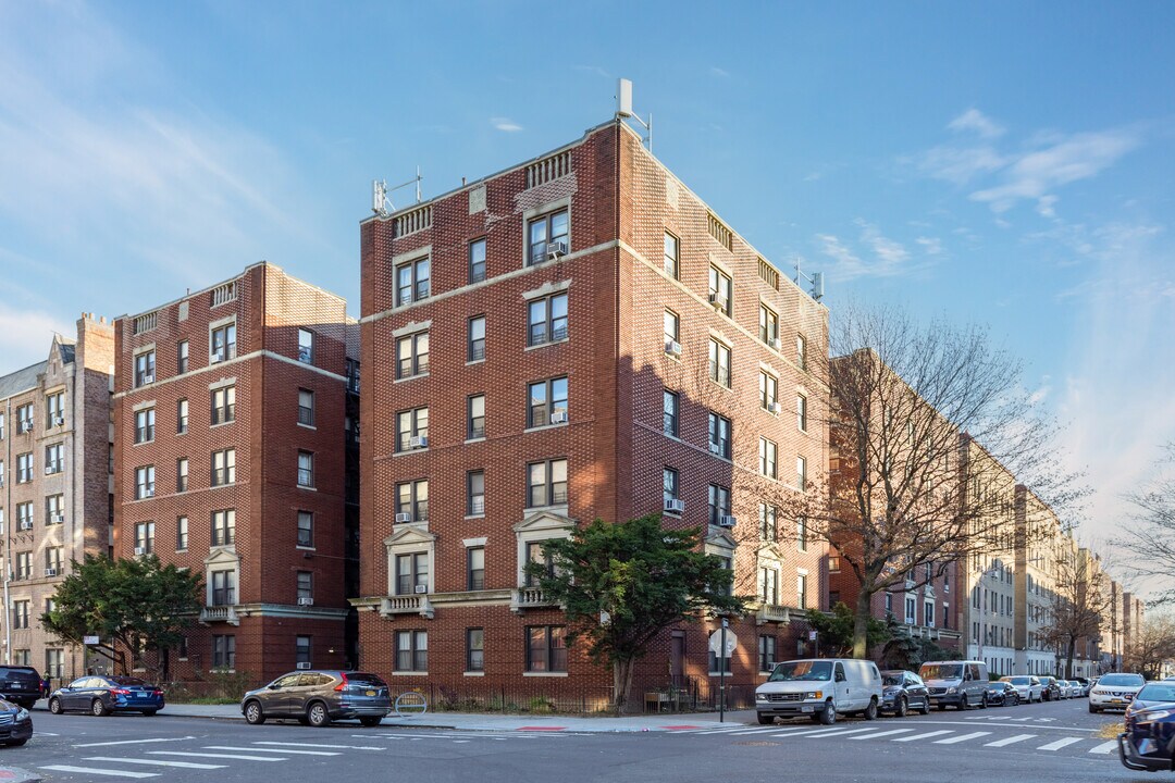 1900 Albemarle Rd in Brooklyn, NY - Foto de edificio