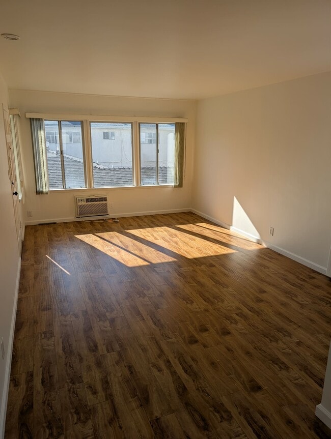 4427 Cartwright Ave, Unit 4