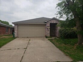 8105 Canoe Ridge Ln in Denton, TX - Building Photo