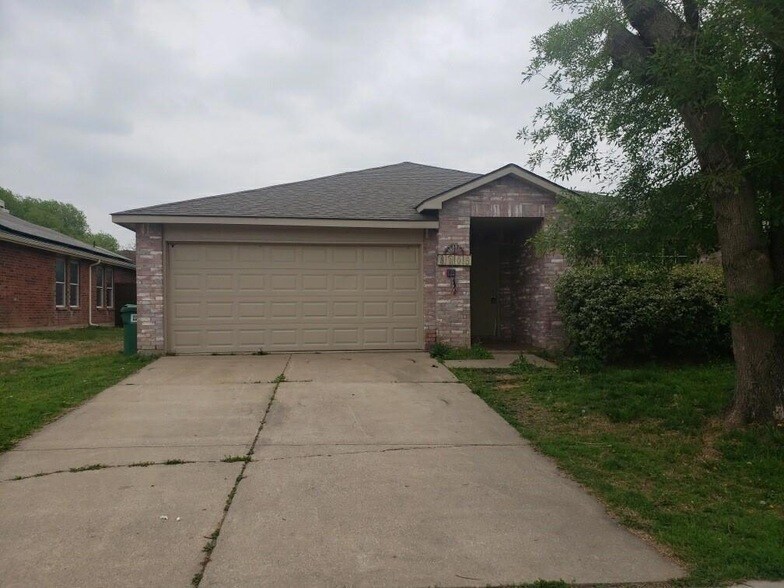 8105 Canoe Ridge Ln in Denton, TX - Building Photo