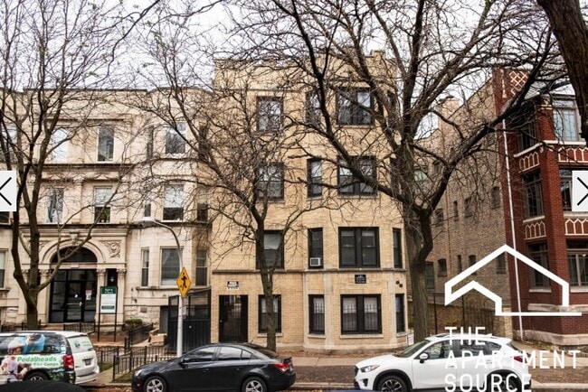 646 W Roscoe St, Unit 1 in Chicago, IL - Foto de edificio - Building Photo