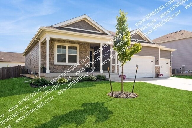 1050 Spruce St in Waukee, IA - Building Photo - Building Photo