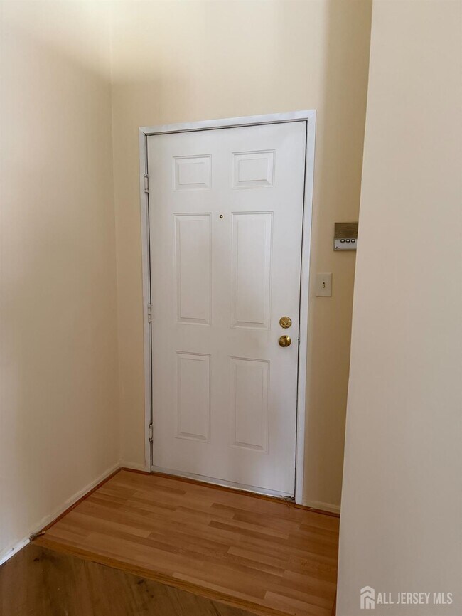 5083 Beech Ct in Monmouth Junction, NJ - Building Photo - Building Photo