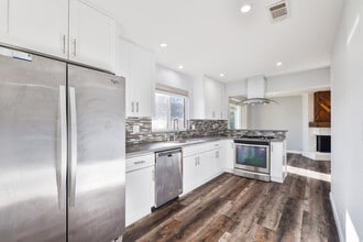 2702 College Ln in La Verne, CA - Foto de edificio - Building Photo