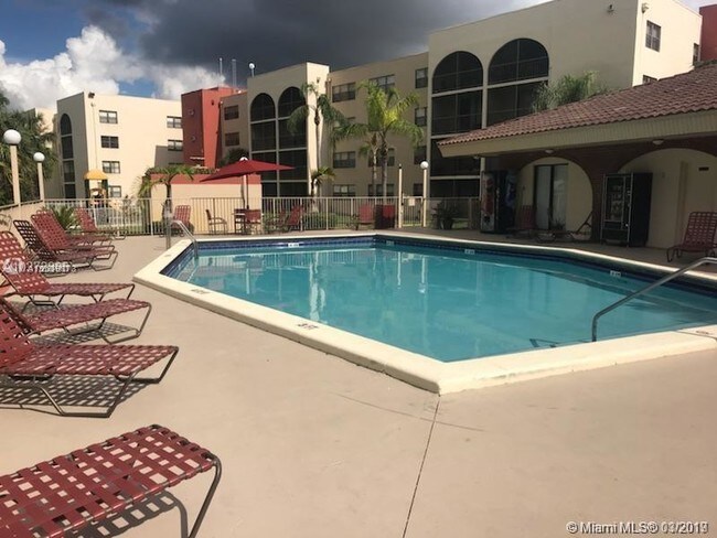 17300 NW 68th Ave-Unit -101 in Hialeah, FL - Building Photo - Building Photo