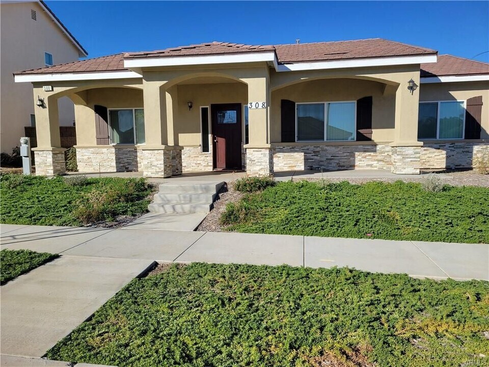 308 Faith Cir in Perris, CA - Building Photo