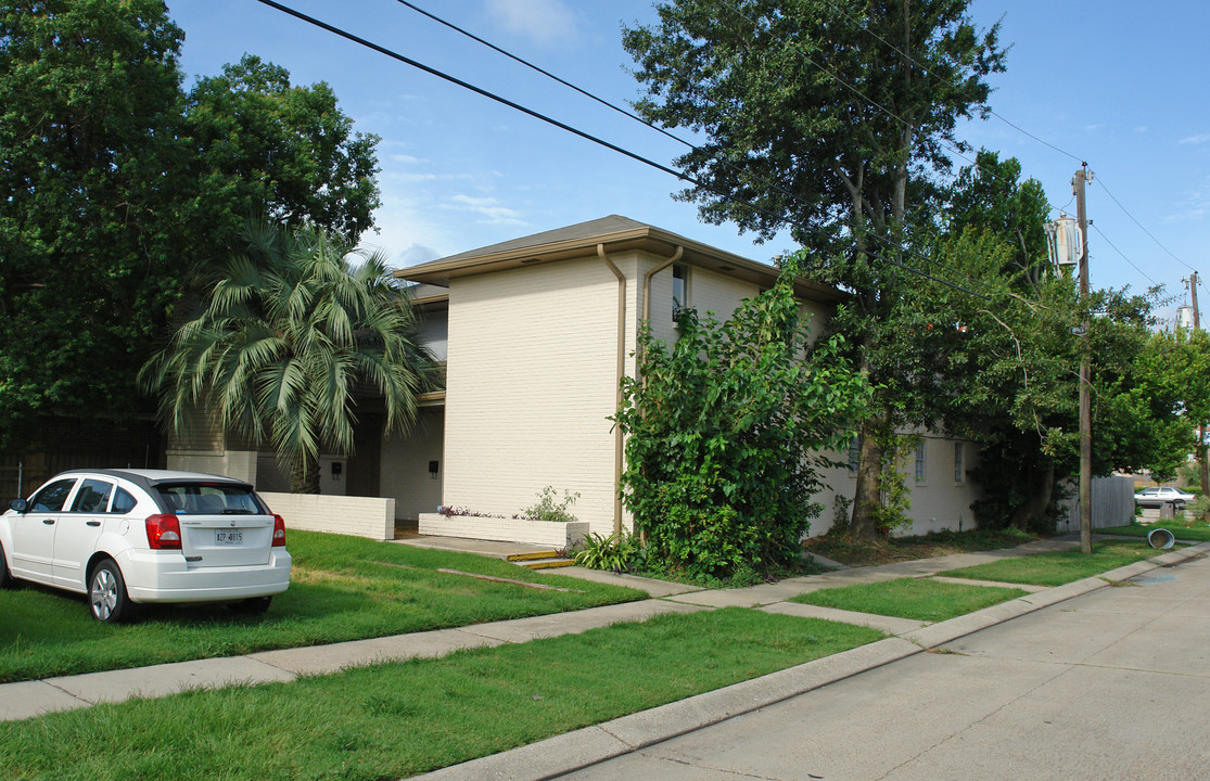 3026 Lake Villa Dr in Metairie, LA - Building Photo