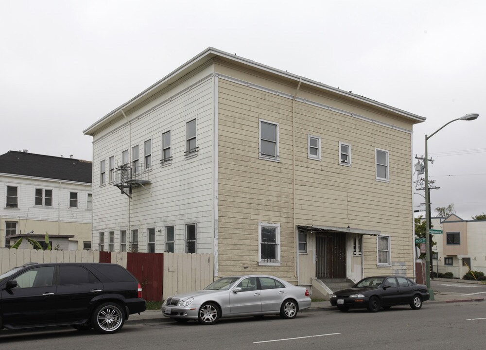 1952 International Blvd in Oakland, CA - Building Photo