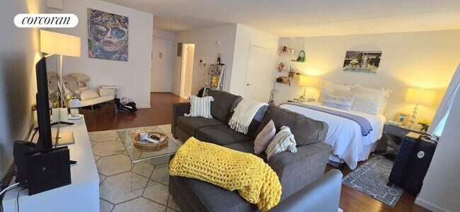 225 8th Ave in New York, NY - Building Photo - Building Photo