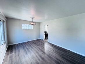 1220 Colonial Ln in Bethel Park, PA - Foto de edificio - Building Photo