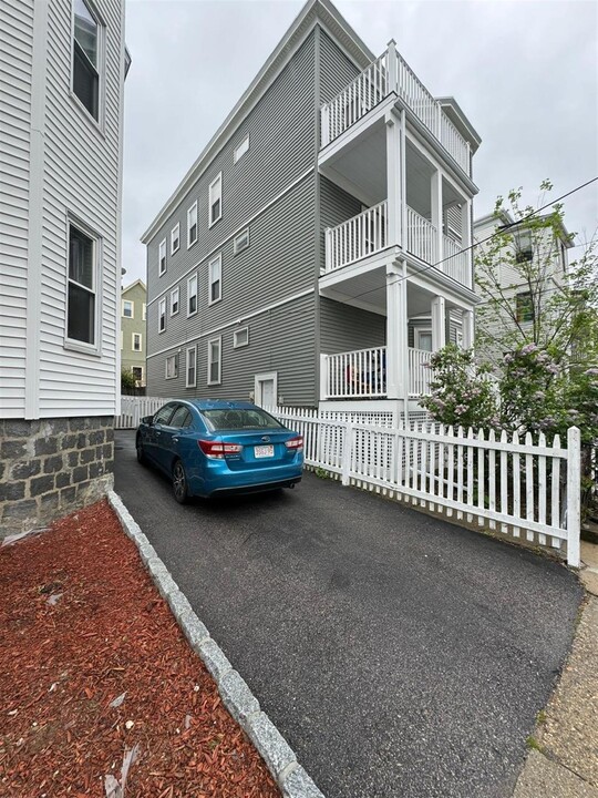 29 Belknap St, Unit 2 in Somerville, MA - Building Photo