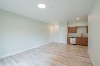 13001 S Crompton Lane in Molalla, OR - Foto de edificio - Building Photo