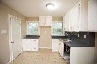 7621 W 44th St in Little Rock, AR - Building Photo - Building Photo