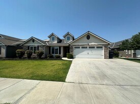 1746 Bryman St in Hanford, CA - Building Photo