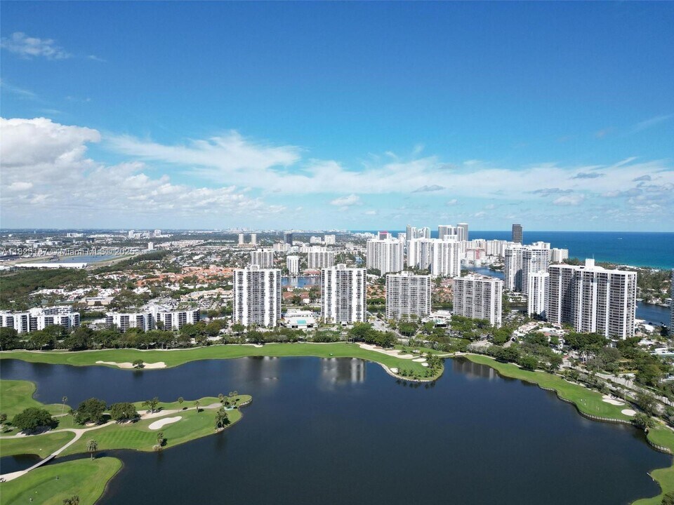 3675 N Country Club Dr, Unit 1006 in Aventura, FL - Building Photo