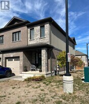 135 Hardcastle Dr in Cambridge, ON - Building Photo