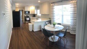 2 Sunnydale Dr, Unit Middle Unit in Greenville, SC - Building Photo