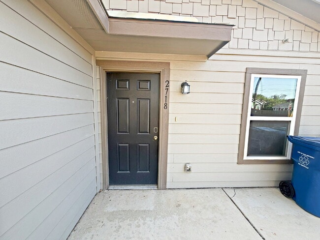 2718 Bermuda in San Antonio, TX - Foto de edificio - Building Photo