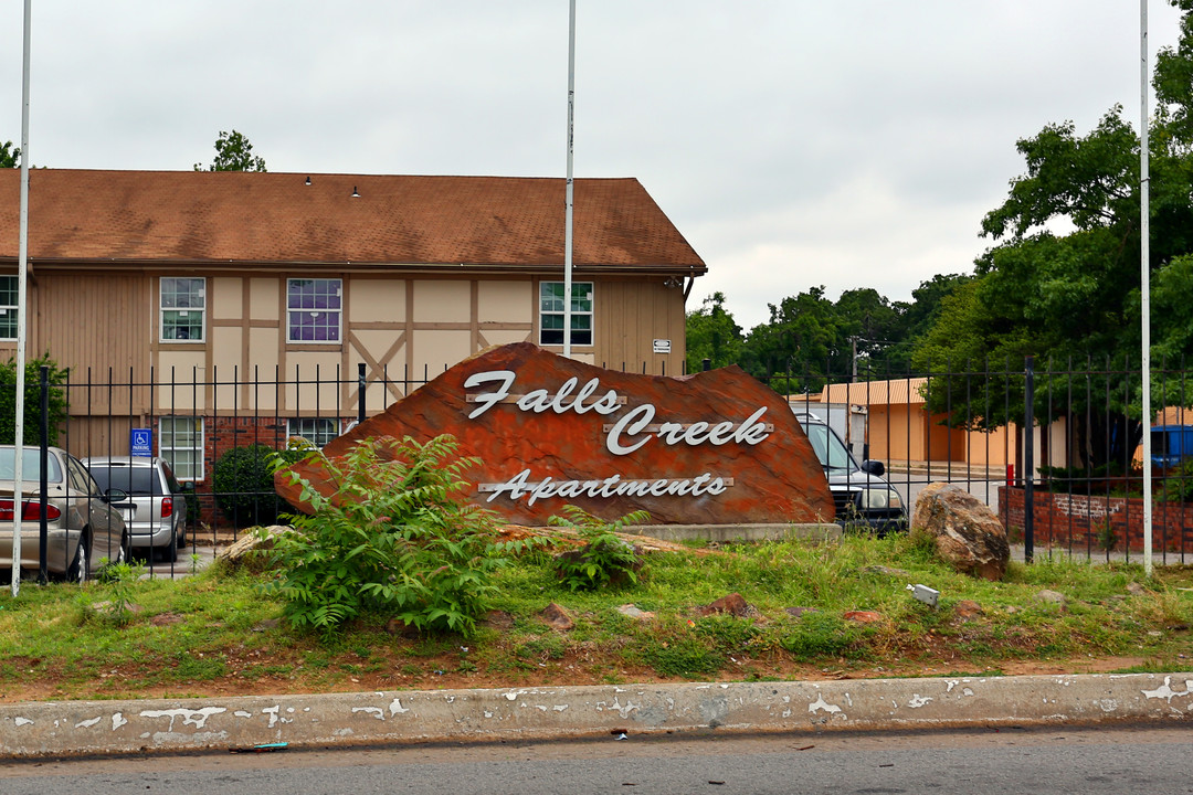 Falls Creek Apartments in Oklahoma City, OK - Foto de edificio