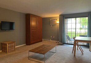 42 N Main St, Unit 50 Mews in West Hartford, CT - Building Photo