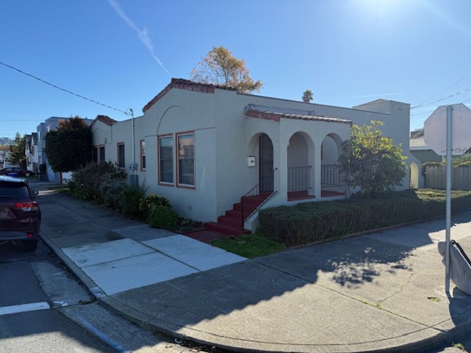 2400 Roosevelt Ave in Richmond, CA - Building Photo