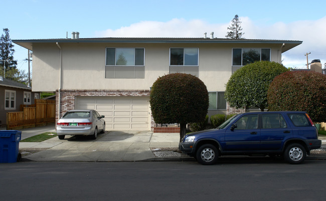 436 Clinton St in Redwood City, CA - Foto de edificio - Building Photo