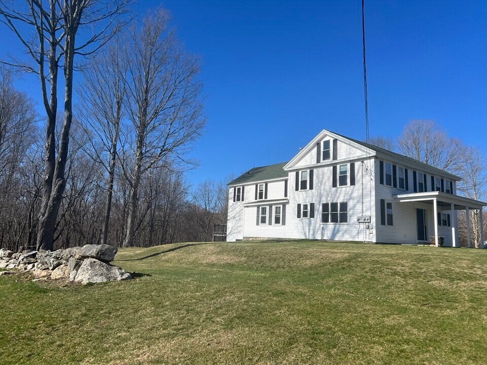 51 Moore Rd in New Braintree, MA - Building Photo