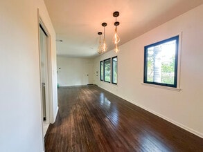 14501 W Sunset Blvd in Pacific Palisades, CA - Foto de edificio - Building Photo