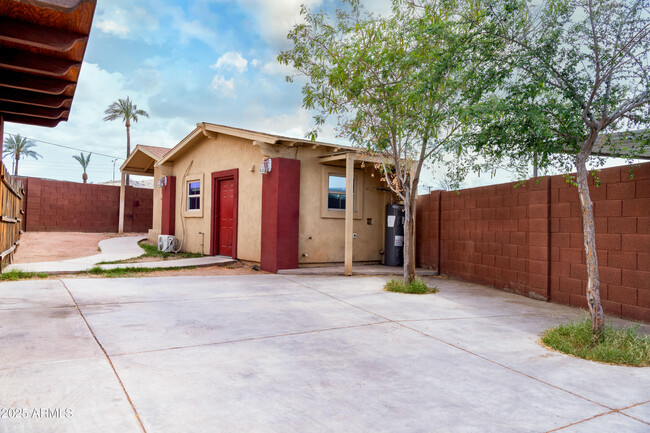 property at 4123 E Darrow St
