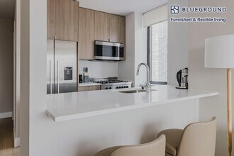 345 E 94th St in New York, NY - Foto de edificio - Building Photo