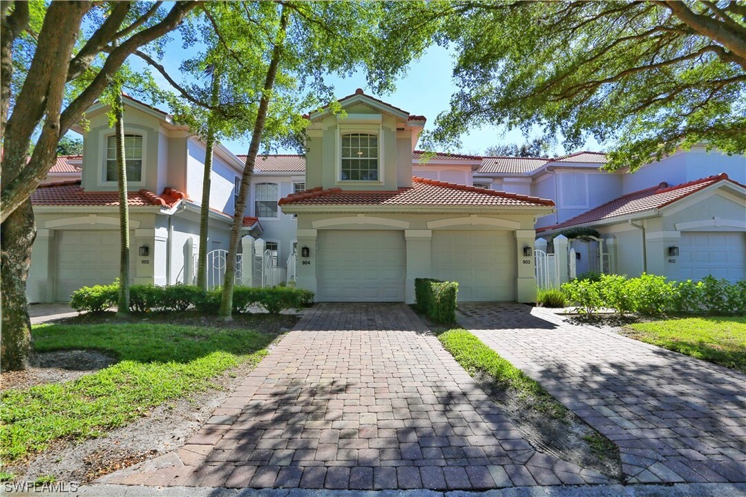 2190 Arielle Dr in Naples, FL - Building Photo