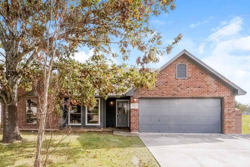 819 Hueco Dr in New Braunfels, TX - Foto de edificio