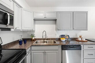 5300 Cherry Creek S Dr in Denver, CO - Foto de edificio - Building Photo