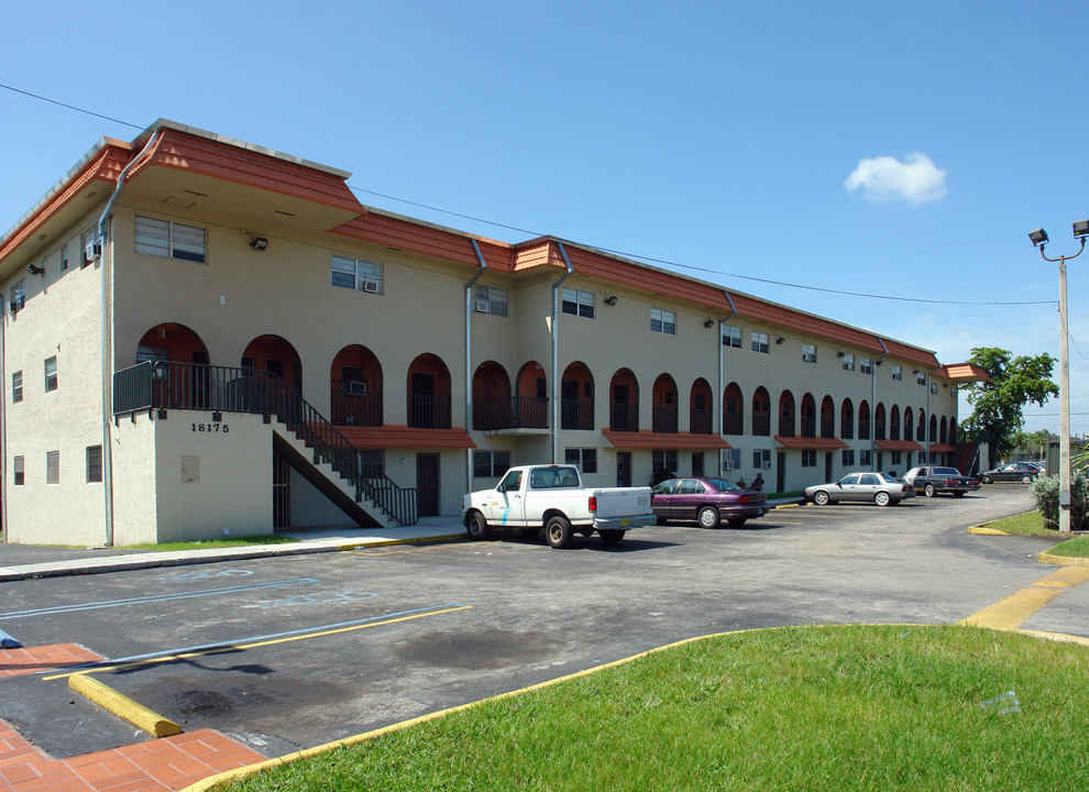 18175 NW 22nd Ave in Miami Gardens, FL - Building Photo